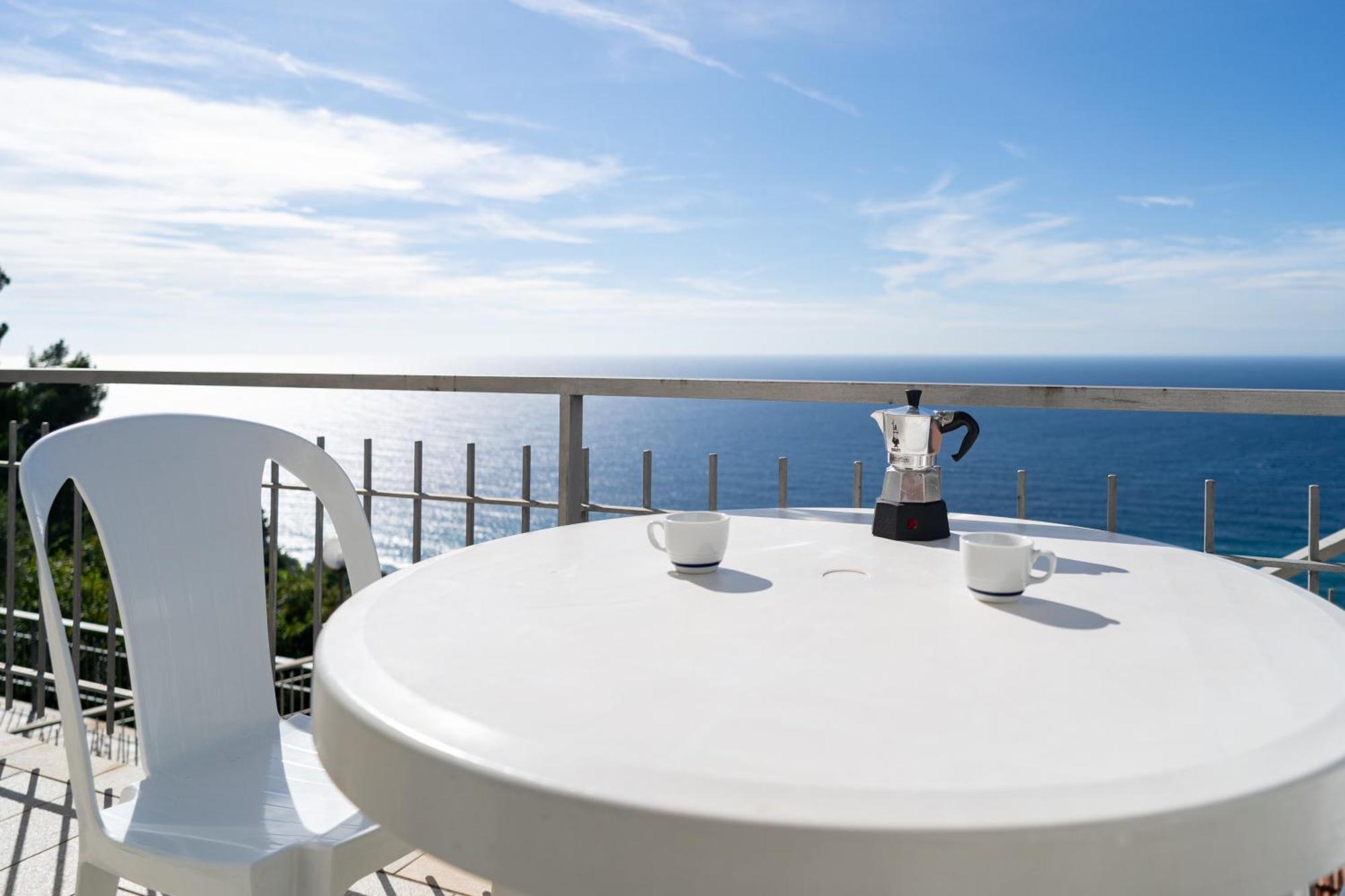Casa Grimaldi - Terrace & Sea View Apartment Ventimiglia Bagian luar foto